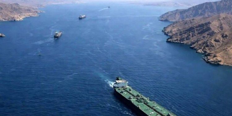 میدل‌ایست‌آی ناوهای میلیارد دلاری آمریکا نتوانستند هرمز را باز کنند