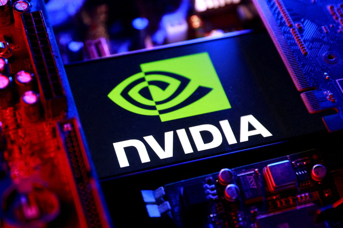 سخت افزار و تراشه NVIDIA با لوگوی سبز و سفید روی برد الکترونیکی زیر نور قرمز و آبی.