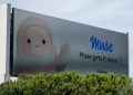 نقض حریم خصوصی کاربران توسط هوش مصنوعی Muse جنجال ایجاد کرد 17 بیلبورد تبلیغاتی بزرگ دستیار هوش مصنوعی Muse شرکت متا با تصویر شخصیت کارتونی پشمالوی کرمرنگ و شعار Muse gets it done بالای درختان.