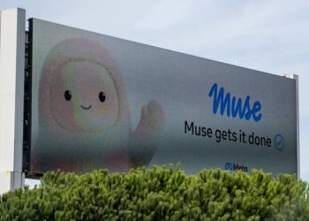 نقض حریم خصوصی کاربران توسط هوش مصنوعی Muse جنجال ایجاد کرد 2 بیلبورد تبلیغاتی بزرگ دستیار هوش مصنوعی Muse شرکت متا با تصویر شخصیت کارتونی پشمالوی کرمرنگ و شعار Muse gets it done بالای درختان.