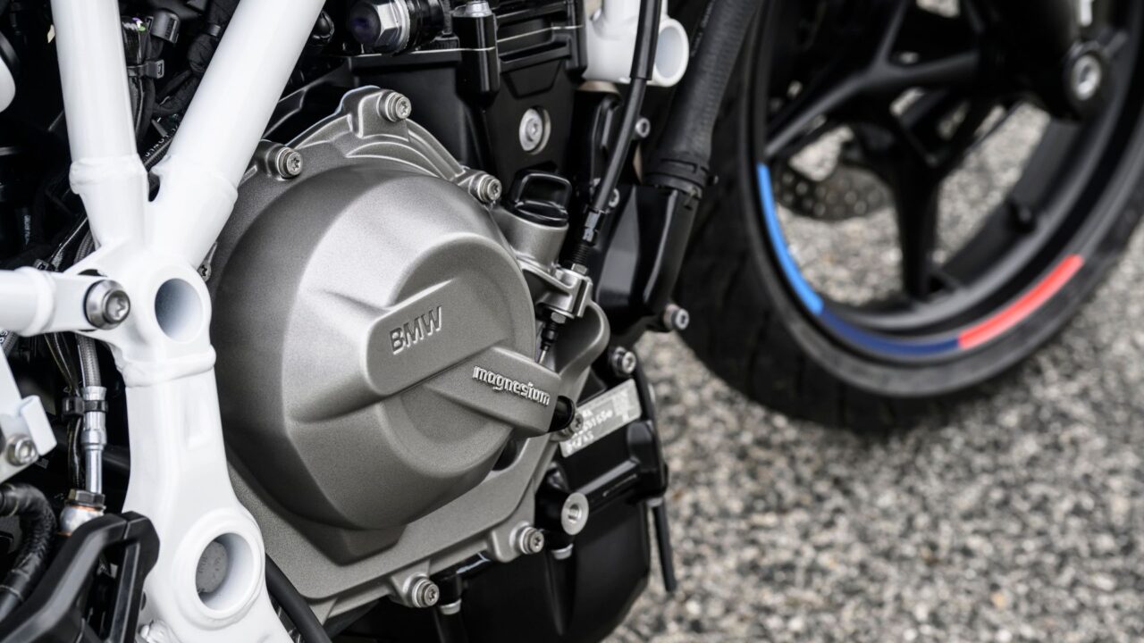 نمای نزدیک از محفظه موتور سیکلت BMW با برچسب 