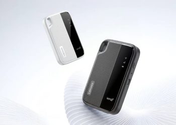 دو مودم جیبی لنوو در دو رنگ سفید و مشکی با بافت خطی، نشانگرهای وضعیت شبکه و لوگوی Lenovo و WiFi 6، به‌صورت معلق روی یک پایه‌ی مدور سفید با خطوط انتزاعی نمایش داده شده‌اند.