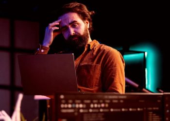 تصویری از کد تولیدشده با هوش مصنوعی و بررسی آن توسط یک برنامه نویس