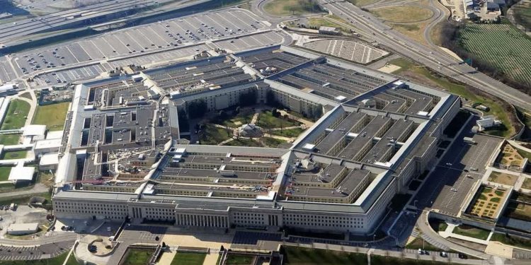 هک گسترده پنتاگون؛ اطلاعات 2.7 میلیون پرسنل نظامی آمریکا فاش شد 1 Aerial view of the Pentagon complex in Arlington, Virginia, showing its five-sided building and surrounding roads and parking lots.