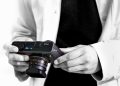 ورشکستگی Pixii باعث شد سری دوربین Leica M بدون رقیب باقی بماند 19 شخصی در حال نگهداشتن دوربین عکاسی مدرن Pixii با لنز متصل و نمای سیاهوسفید.