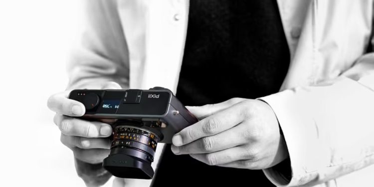 ورشکستگی Pixii باعث شد سری دوربین Leica M بدون رقیب باقی بماند 1 شخصی در حال نگهداشتن دوربین عکاسی مدرن Pixii با لنز متصل و نمای سیاهوسفید.