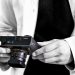 ورشکستگی Pixii باعث شد سری دوربین Leica M بدون رقیب باقی بماند 7 شخصی در حال نگهداشتن دوربین عکاسی مدرن Pixii با لنز متصل و نمای سیاهوسفید.
