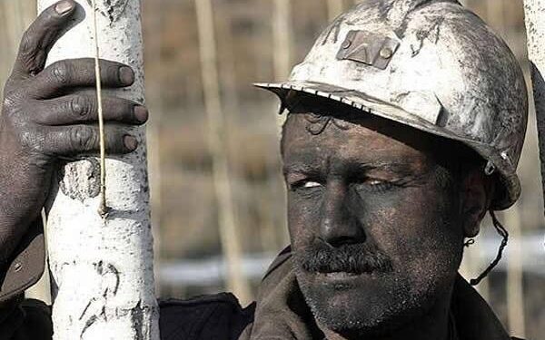 کارگران در انتظار افزایش حقوق هستند و فقرا تحت فشار